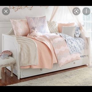 Gorgeous Queen size pottery barn bedding set!